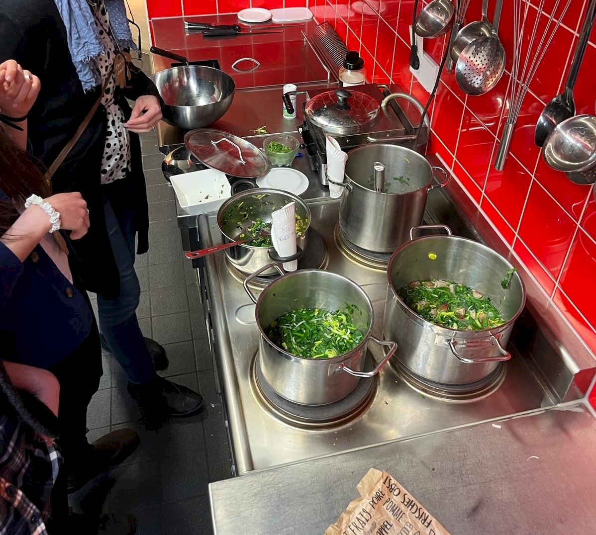 curious hands. space + sound in learning making Workshop. How to make warmoes. Marieke Hendriksen, Vera Eising & Vanessa Bakhuizen-van ‘t Hoogt. Photo: Imka Buurke.