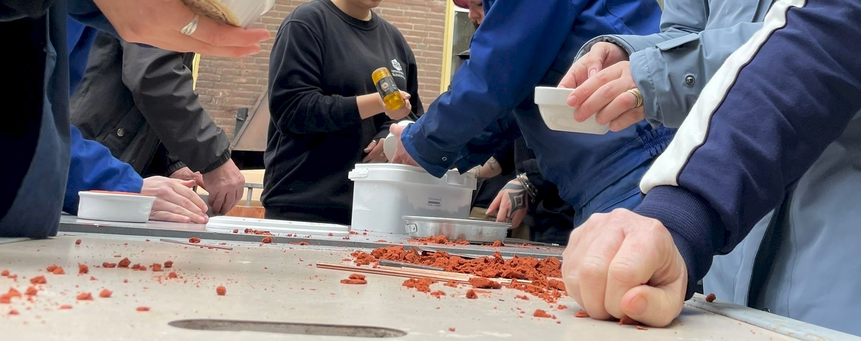 curious hands. space + sound in learning making Workshops. Screaming Tin. Marcel van Kan. Photo Marcel van Kan.