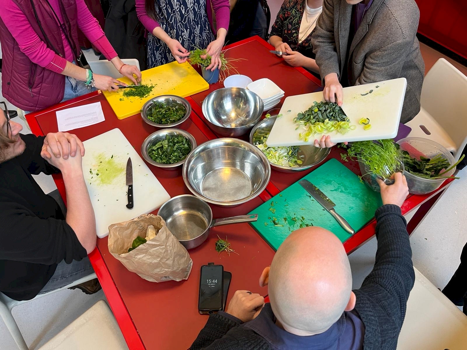 curious hands. space + sound in learning making Workshop. How to make warmoes. Marieke Hendriksen, Vera Eising & Vanessa Bakhuizen-van ‘t Hoogt. Photo: Imka Buurke.