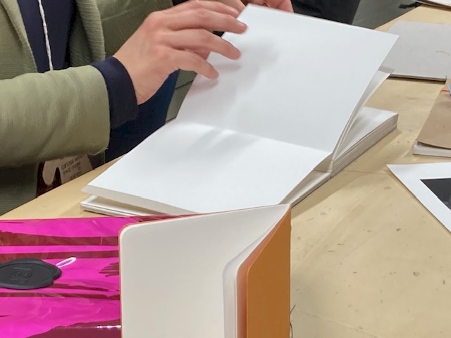 curious hands. space + sound in learning making Workshop. Touching Paper – Handling Books. Kristel Hunnersen & Veronica Peselmann. Photo: Imka Buurke.