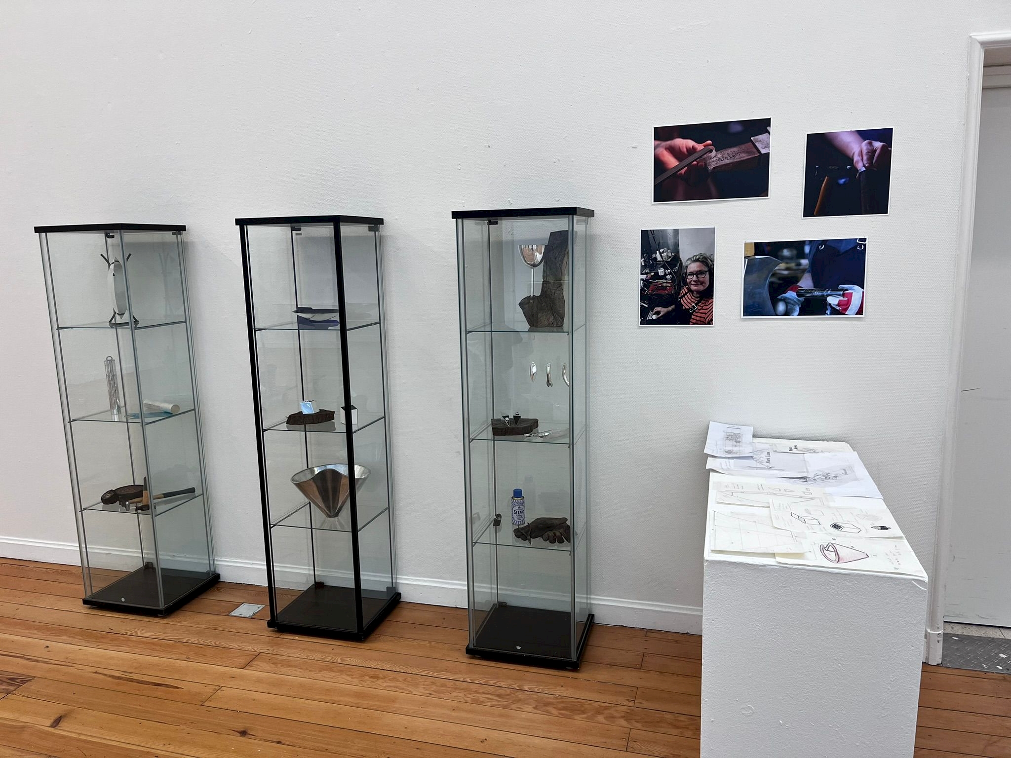 Knowing me. Knowing you. These are Curious Hands Exhibition View. Knowing Me. Knowing You. Eveline Kinds.