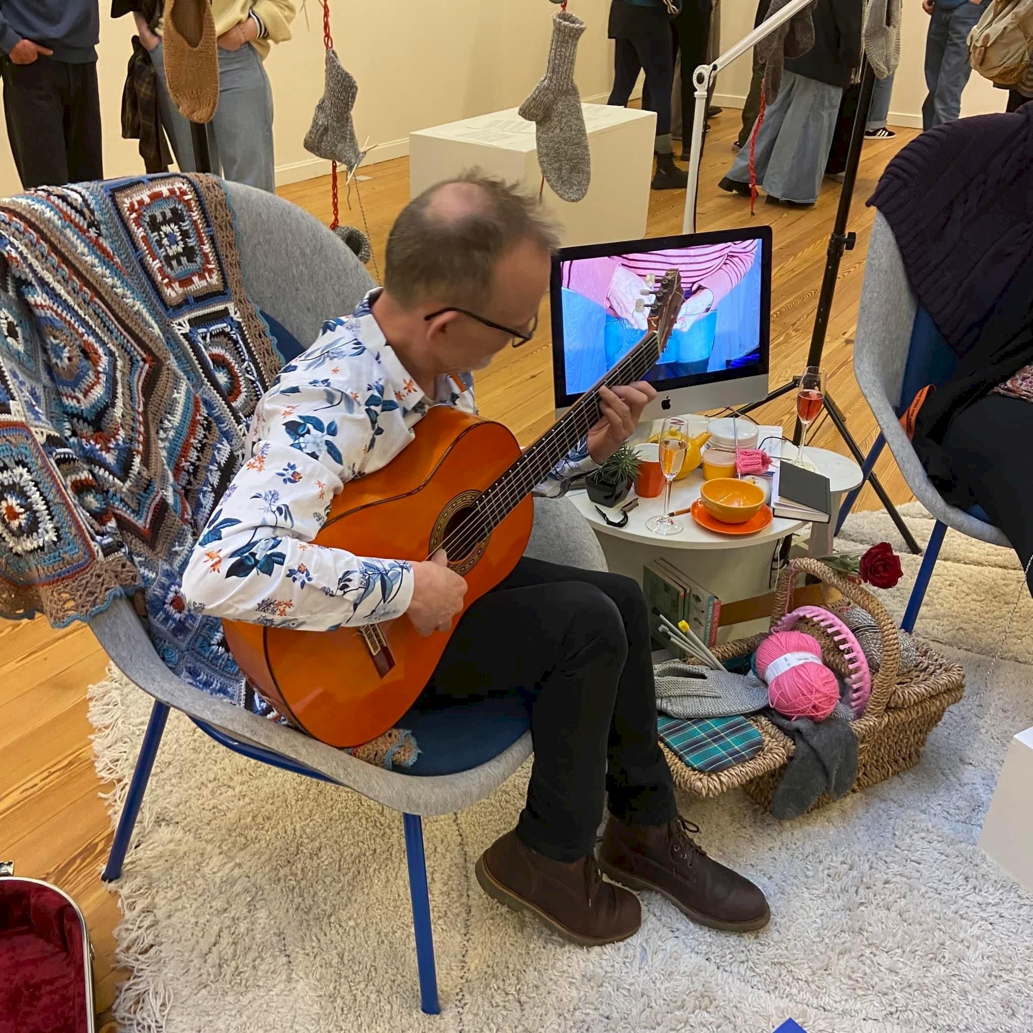 Knowing me. Knowing you. These are Curious Hands Finissage Knowing Me. Knowing You. 28 March 2024. Guitar Bertie Kooistra.