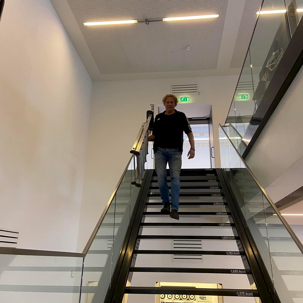 Knowing me. Knowing you. These are Curious Hands Making-Of Knowing Me. Knowing You. Jelle de Groot.