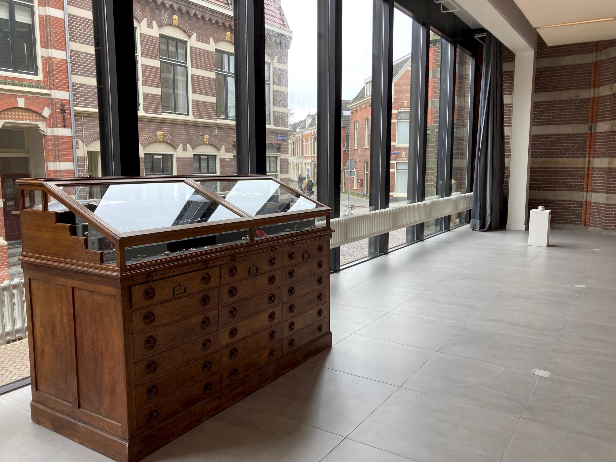 Knowing me. Knowing you. These are Curious Hands Exhibition View Knowing Me. Knowing You. Nienke Vrenegoor.