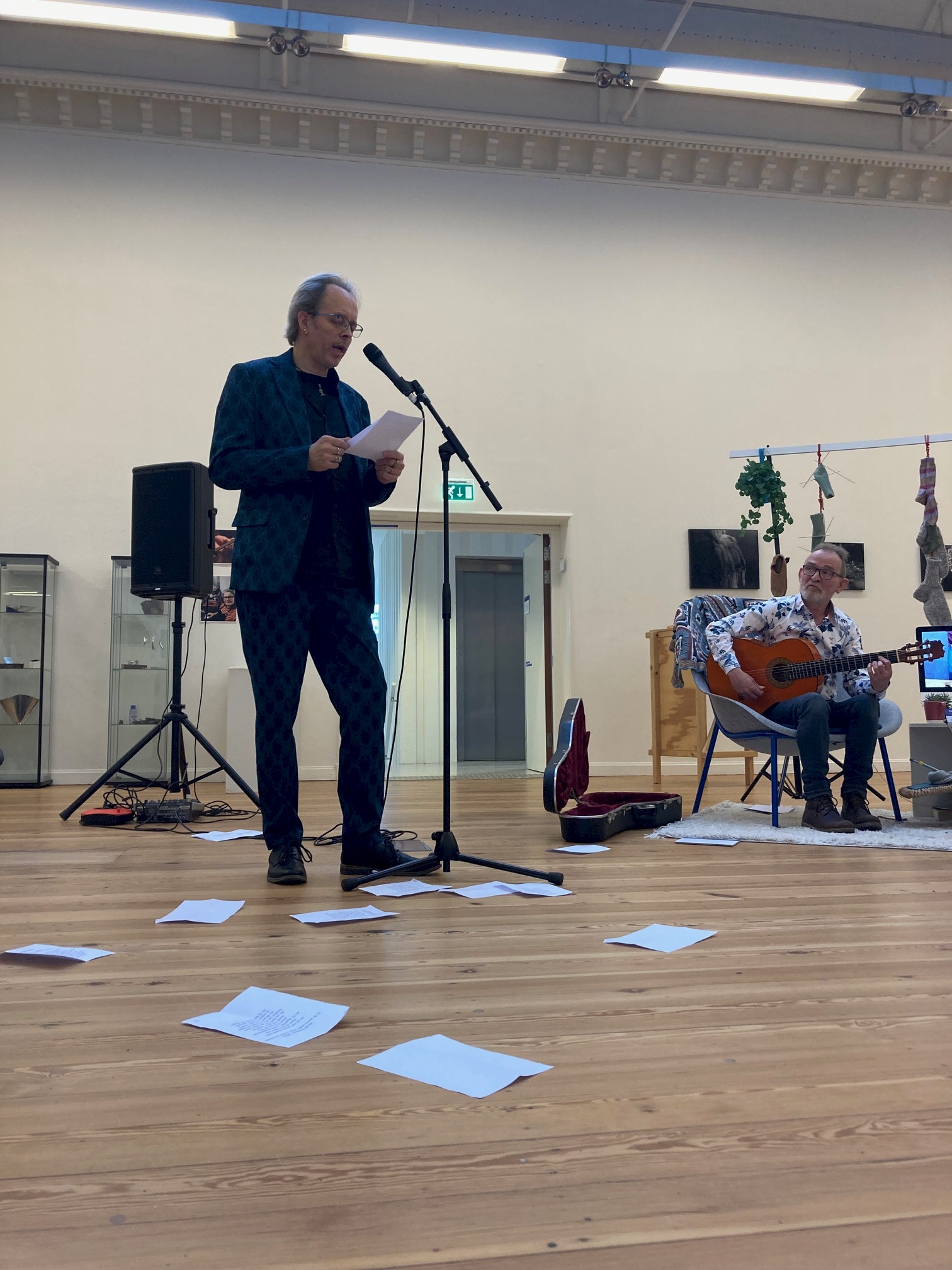 Knowing me. Knowing you. These are Curious Hands Finissage Knowing Me. Knowing You. 28 March 2024. Poetry and Guitar René Alberts and Bertie Kooistra.